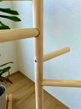 Lade das Bild in den Galerie-Viewer, Papageien Freisitz aus Birkenholz/Kiefernholz inkl. Futterschüsseln und Spielzeug 1,20 m