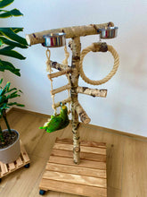 Lade das Bild in den Galerie-Viewer, Papageien Freisitz aus Birkenholz inkl. Futterschüsseln und Spielzeug 1,20 - 1,60 m