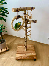 Lade das Bild in den Galerie-Viewer, Papageien Freisitz aus Birkenholz inkl. Futterschüsseln und Spielzeug 1,20 - 1,60 m